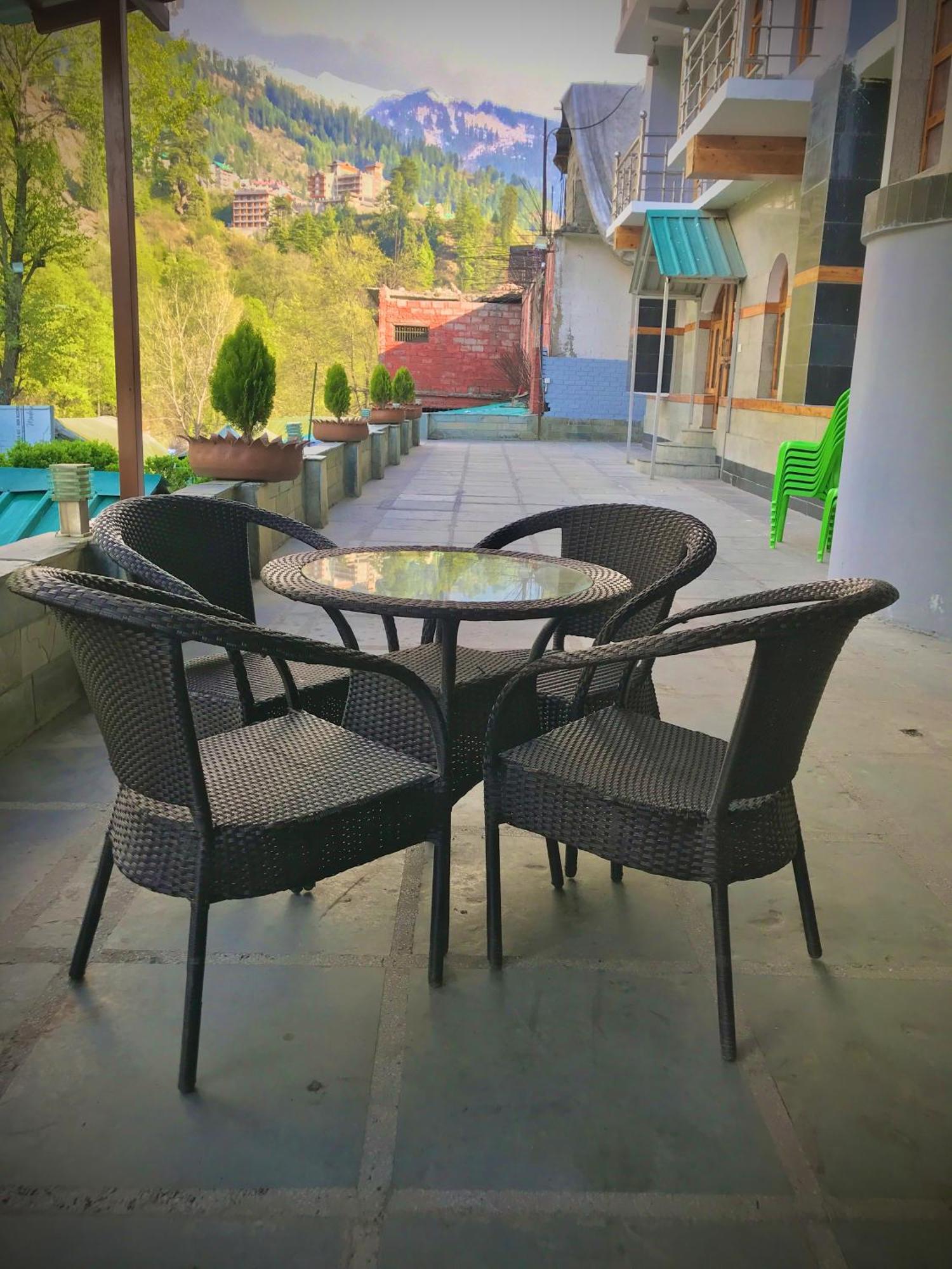 The Avenue Hotel , Manali A River Side Hotel Екстериор снимка