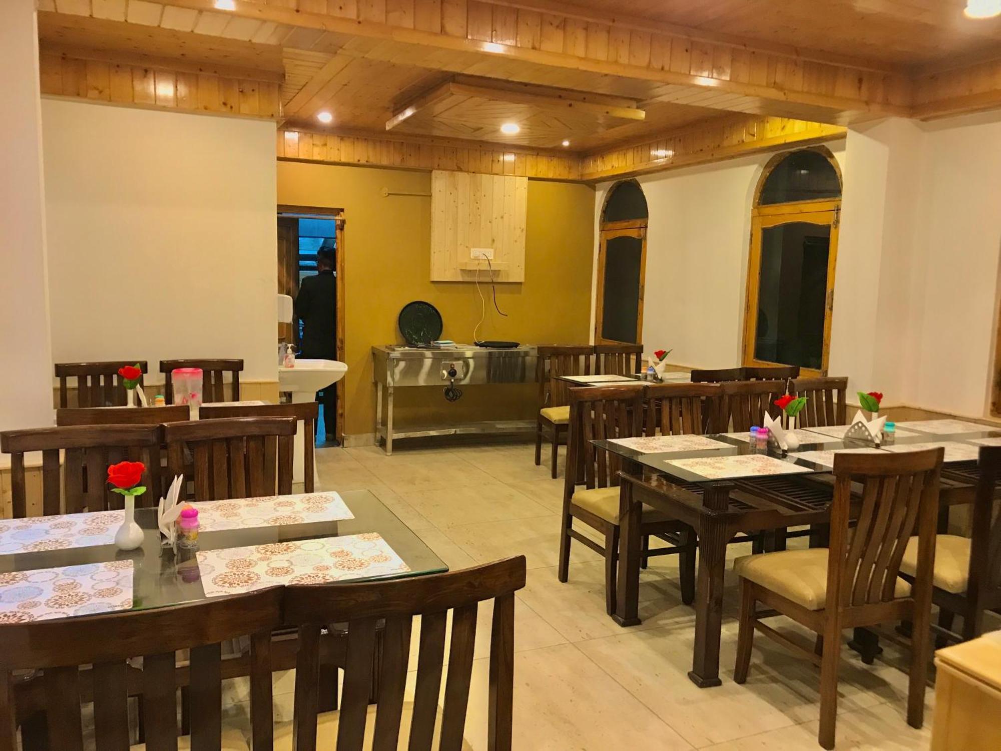 The Avenue Hotel , Manali A River Side Hotel Екстериор снимка